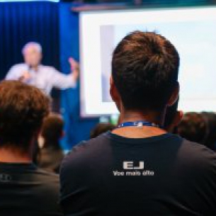 EJ Faculdade recebe Coordenador de Treinamento da frota A330 da Azul para palestra aos alunos